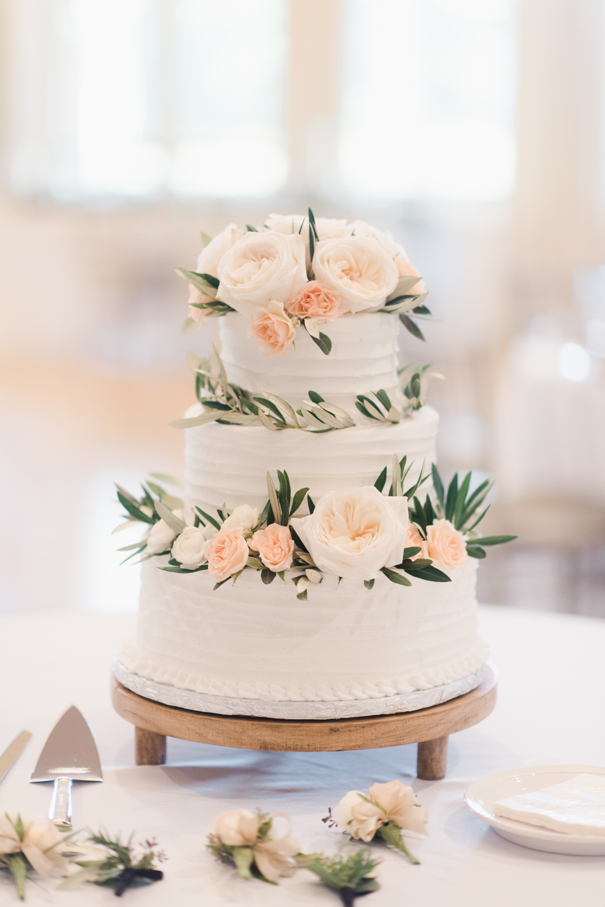 acacia ballroom wedding, cleveland wedding, blush garden wedding, peach wedding cake, wedding cake, wedding decor, wedding reeption